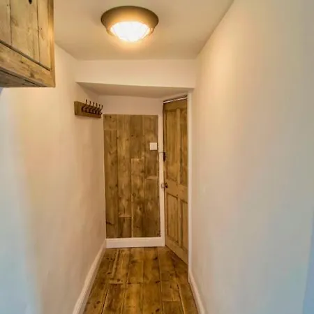 Knocker Cottage: Cozy 3-bedroom Retreat Near Beaches