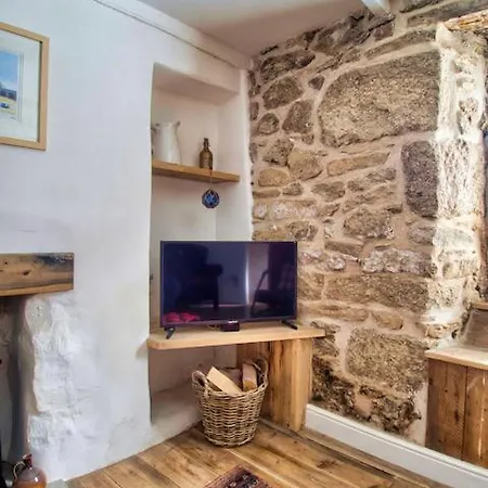 Knocker Cottage: Cozy 3-bedroom Retreat Near Beaches